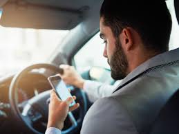 Poliziotti “in borghese” sorprendono automobilisti distratti dal cellulare: sette patenti ritirate