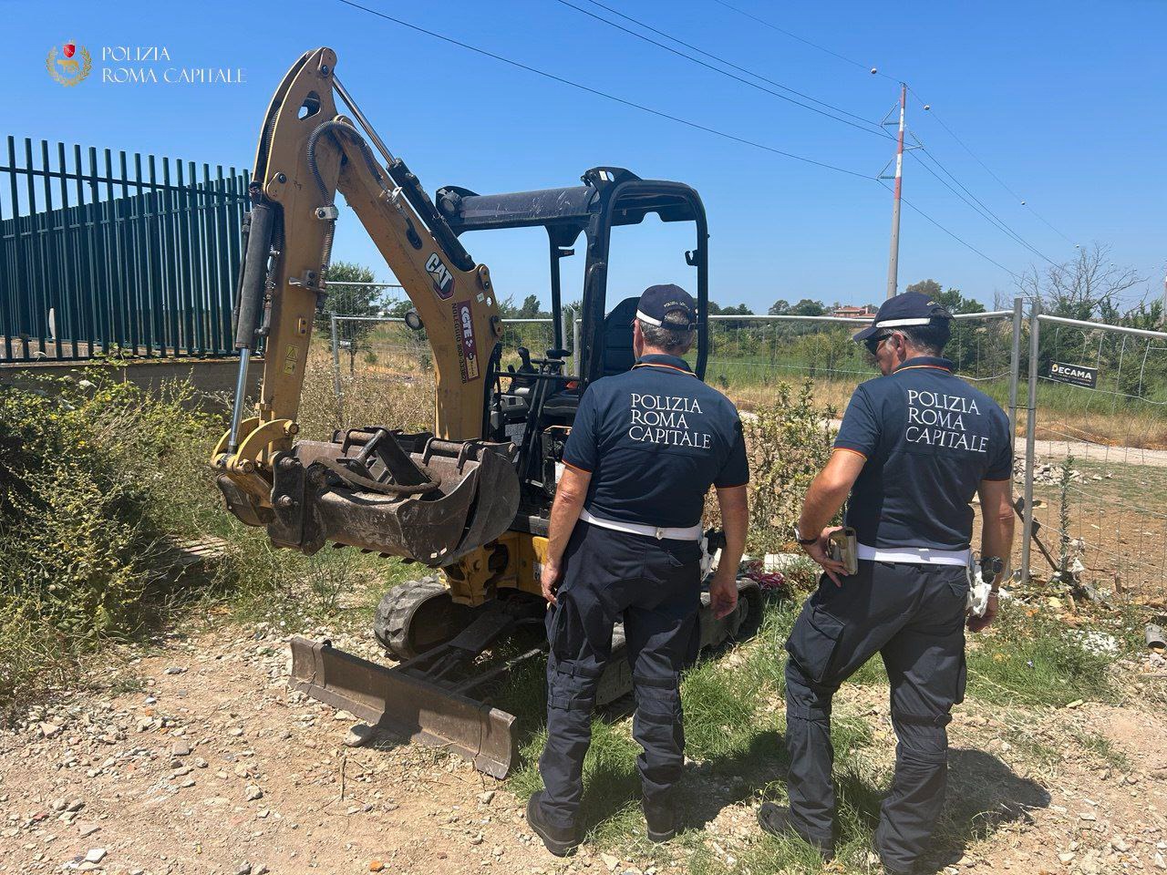 Roma – Incendio rivela discarica abusiva a Borghesiana: sequestrata area di 2000 mq, denunciato un uomo