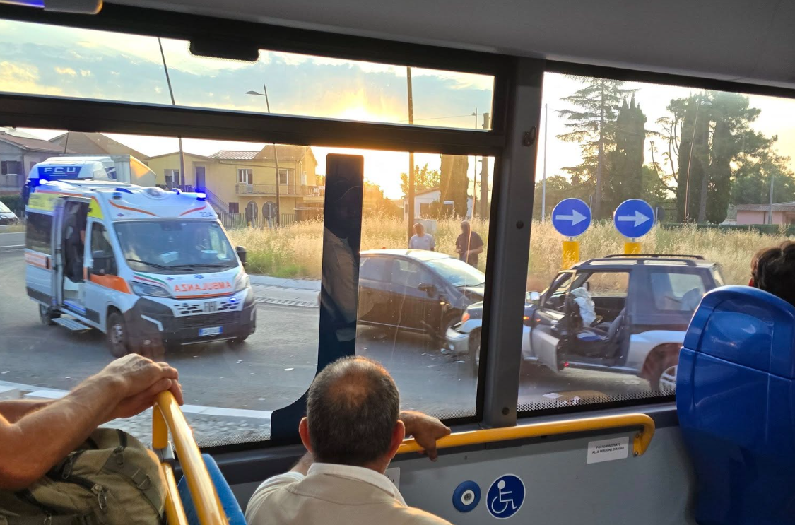 Monterosi – Frontale sulla rotatoria della Cassia, arriva l’ambulanza