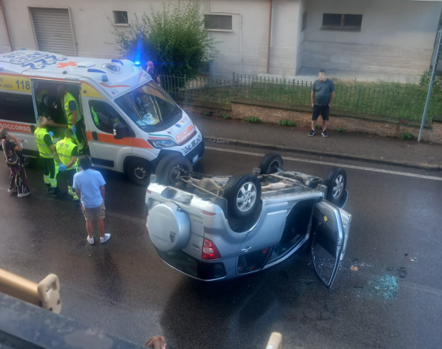 Viterbo – Scontro tra due auto, una si ribalta all’incrocio di via Monte Sacro: “Amministrazione intervenga”