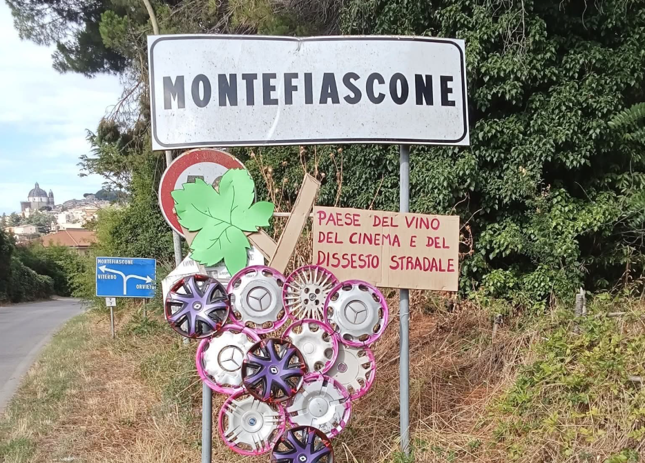 Montefiascone – “Benvenuti al paese del vino, del cinema… e del dissesto stradale”