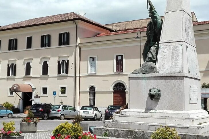 Ronciglione si mobilita contro il centro di accoglienza migranti: parte la raccolta firme