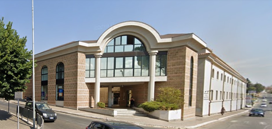 Civita Castellana – Panico al centro commerciale: bimba di un anno chiusa in auto sotto il sole, salvata dai passanti