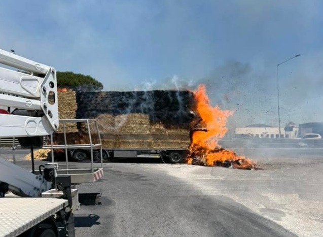 Aprilia – Fiamme sulla Pontina, a fuoco un tir carico di balle di fieno: traffico in forte rallentamento
