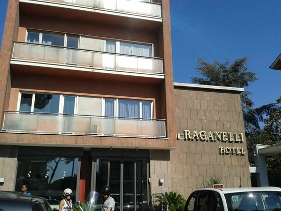 Roma, fuga di gas all’hotel Raganelli: evacuate quasi 100 persone, otto ricoverate