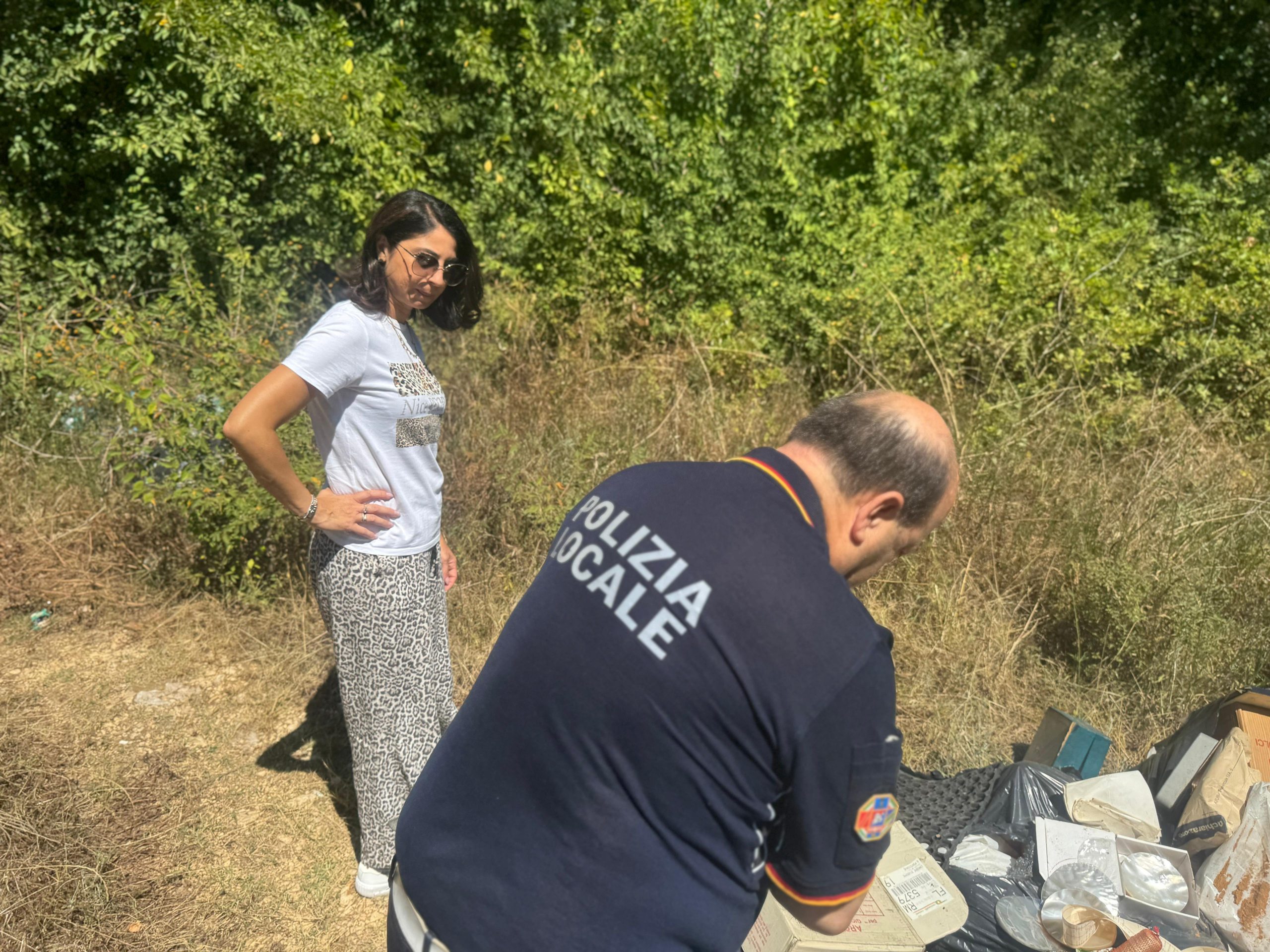 Cumuli di rifiuti abbandonati a Pontecorvo, i responsabili individuati grazie ai documenti rinvenuti nelle buste