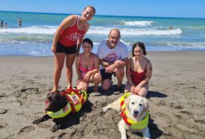 Montalto – Famiglia trascinata al largo, salvata dai cani bagnino eroi