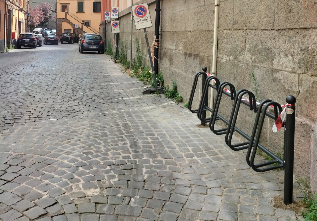 Viterbo – Centro storico, arrivano le rastrelliere per le bici: “Finalmente, un po’ di civiltà”