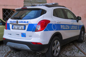 Amelia – Costretto a vivere in auto con la compagna disabile: colto da malore, salvato dalla Polizia locale