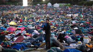 Rifiuti e cumuli di cibo a Tor Vergata dopo il Giubileo dei Giovani: “Spettacolo pietoso” denuncia il Codacons