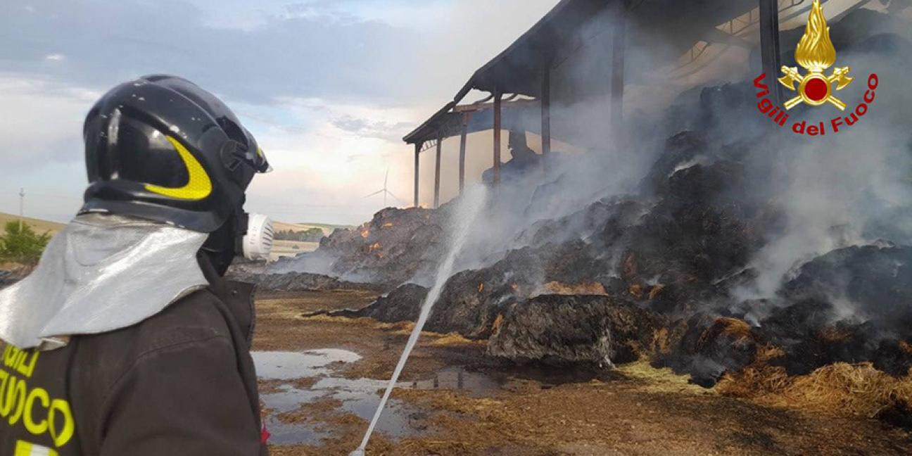Tuscania – Fienile in fiamme, distrutto un capannone di 1.400 metri quadrati