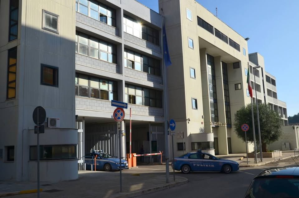Poliziotta si toglie la vita nel suo ufficio alla questura di Brindisi