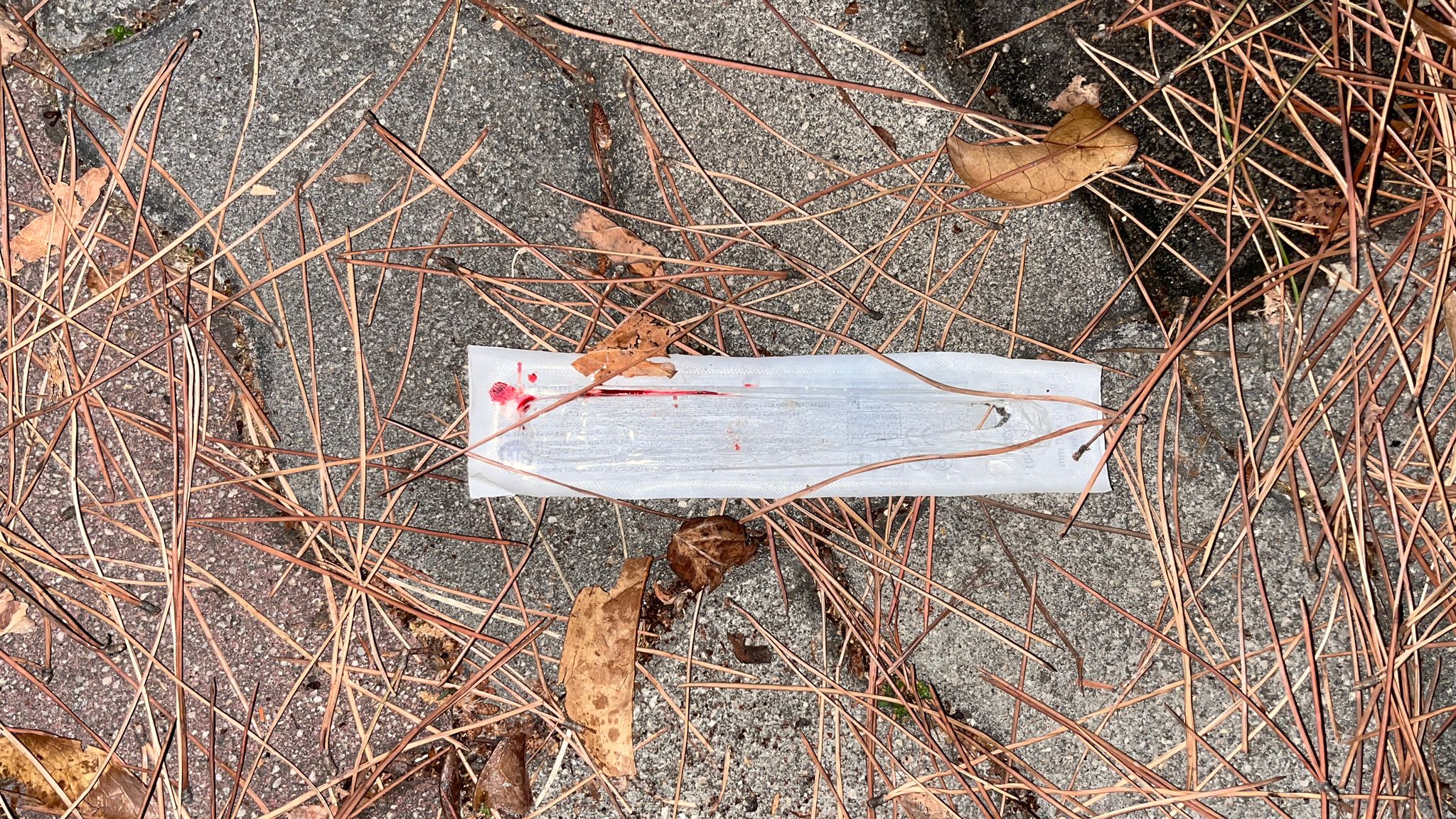 Civitavecchia – Siringhe in via Apollodoro: “Si bucano tranquillamente in centro, bisogna avere paura di poggiare i piedi a terra” (FOTO)