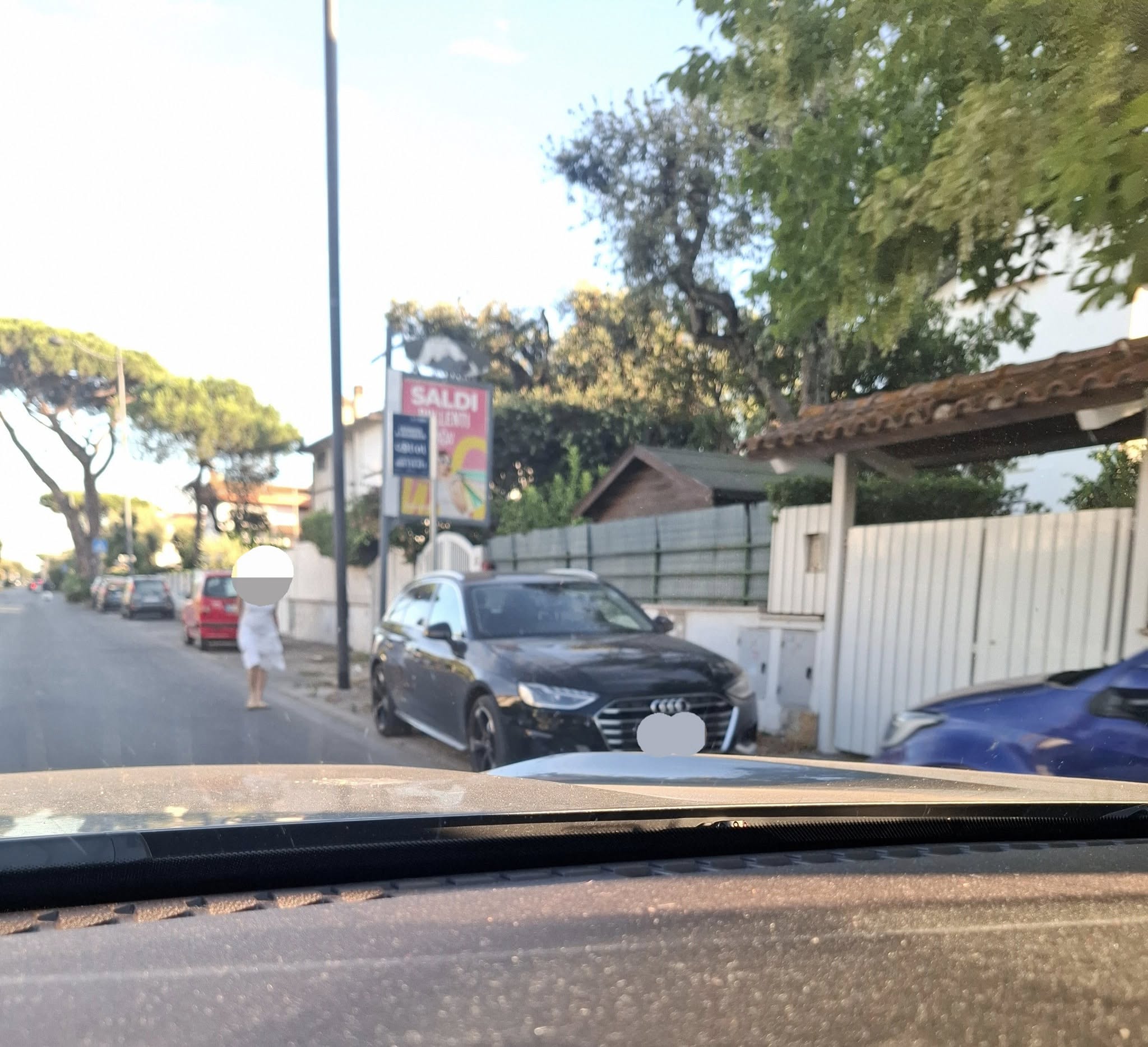 Fregene – Marciapiedi invasi e dissestati, sicurezza pedonale a repentaglio