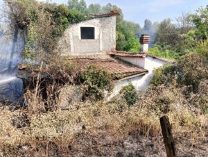 Vetralla – Incendio di Ferragosto, sterpaglie e casaletto in fiamme (FOTO)