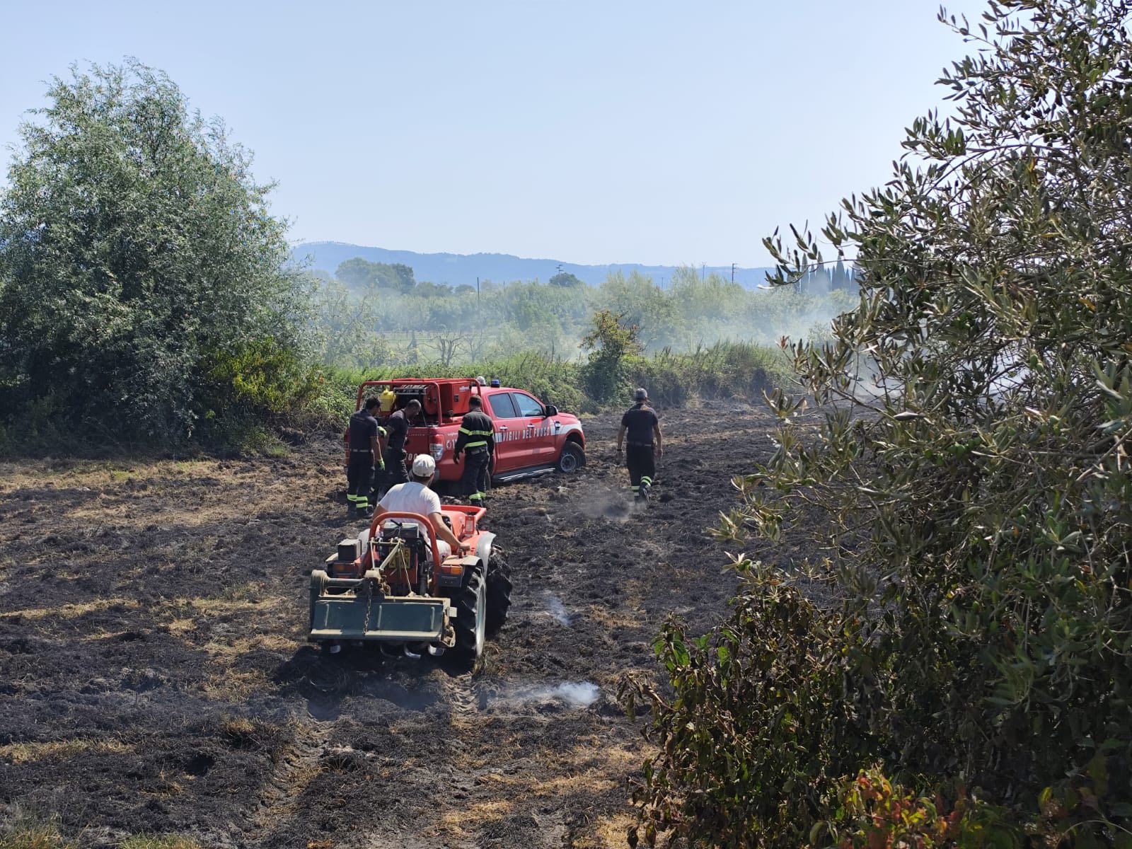 San Lorenzo Nuovo – Vasto incendio in località Ponticello, intervento congiunto di Vigili del fuoco e Protezione civile (FOTO)