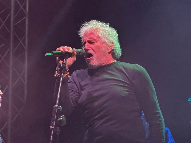 Insulti alla Meloni dal palco, Pappalardo fischiato al concerto di Fiumicino (VIDEO)