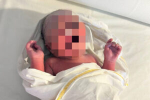 Orte – Cordone ombelicale avvolto intorno al collo, l’ARES sventa il pericolo e fa nascere un bambino in casa (FOTO)