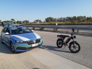 Sfreccia a 50 km orari con l’Ebike modificata davanti alla Polizia: multa di duemila euro al conducente