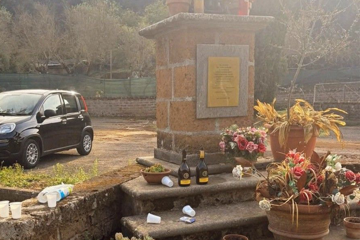 Sutri – Bottiglie di spumante vuote e bicchieri abbandonati ai piedi della statua di Sant’Antonio Abate