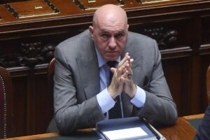 Il ministro della Difesa Guido Crosetto operato a Roma: “E’ in buone condizioni”