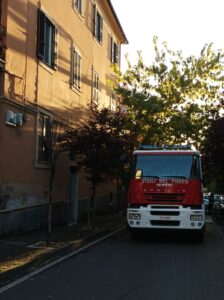 Viterbo – Terrazzo allagato a Piazza Crispi, intervento dei vigili del fuoco