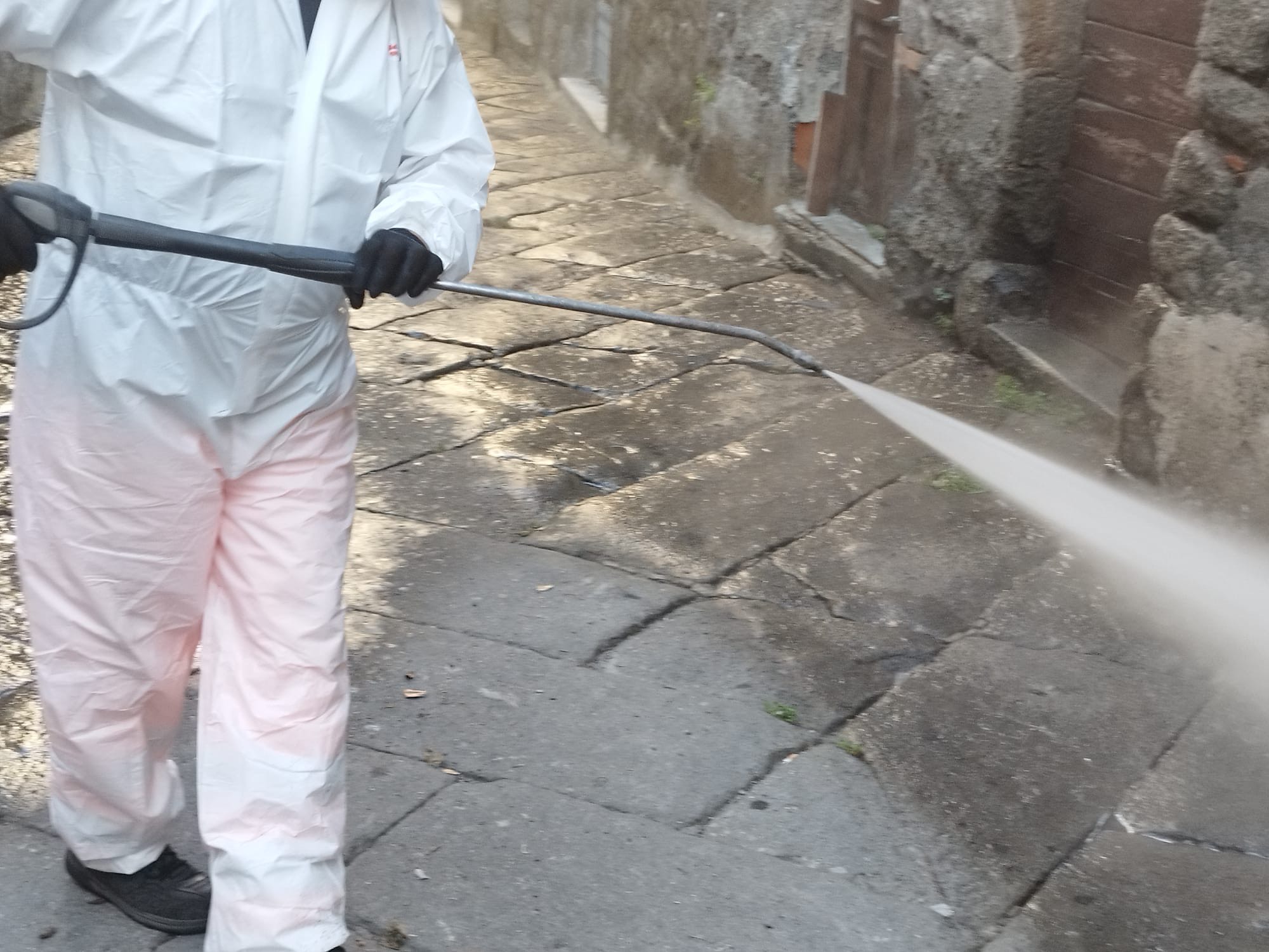 Viterbo – Sanificazione delle strade del Centro storico
