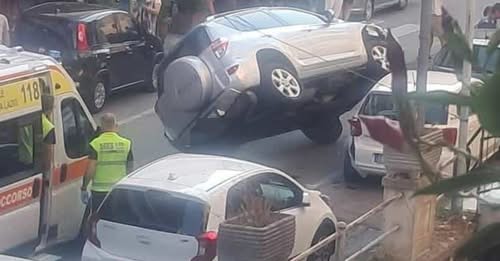 Frosinone – Perde il controllo del suv e “parcheggia” su auto in sosta