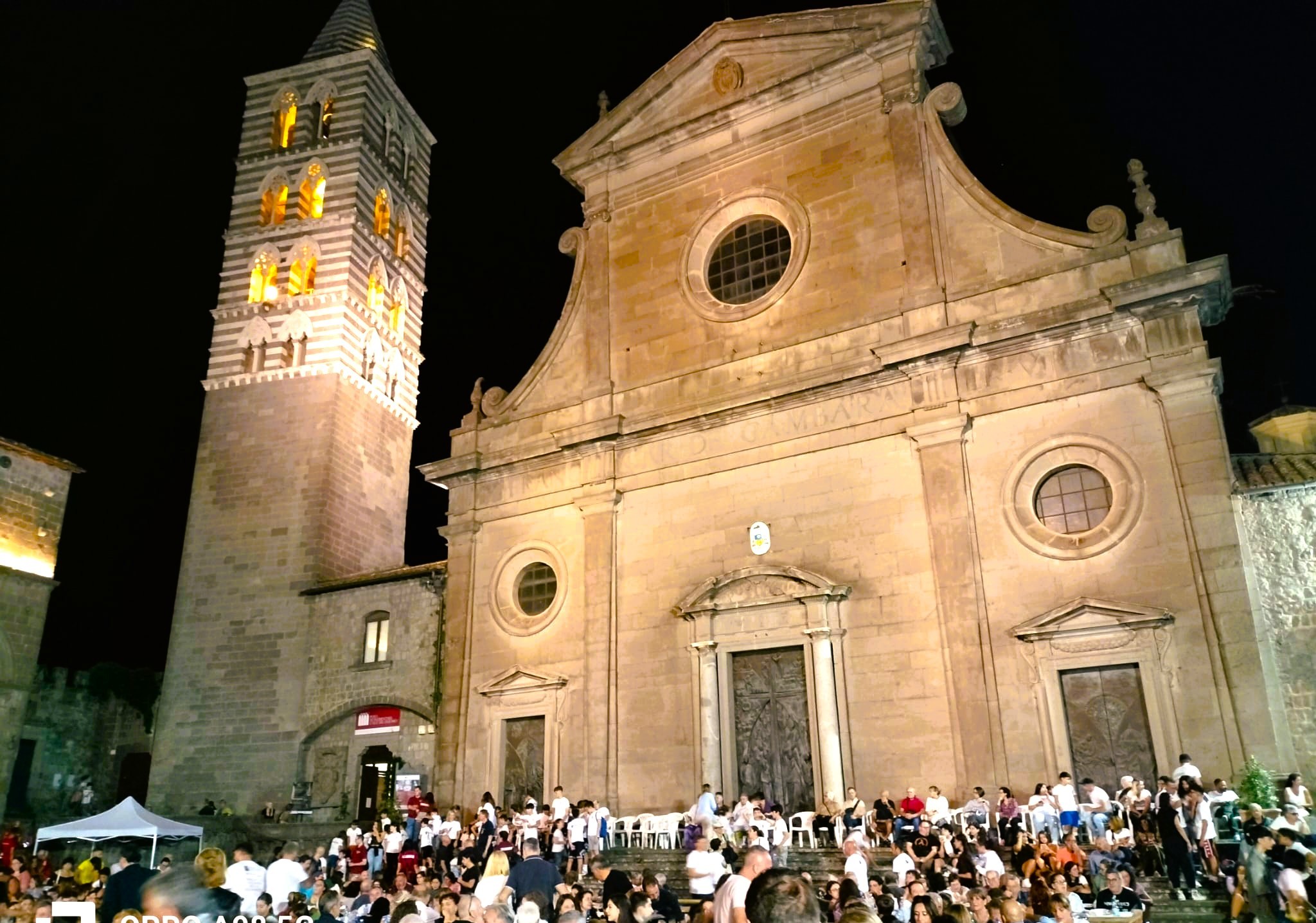 Viterbo – In migliaia alla prima Cena dei facchini: la città abbraccia i suoi “omoni”