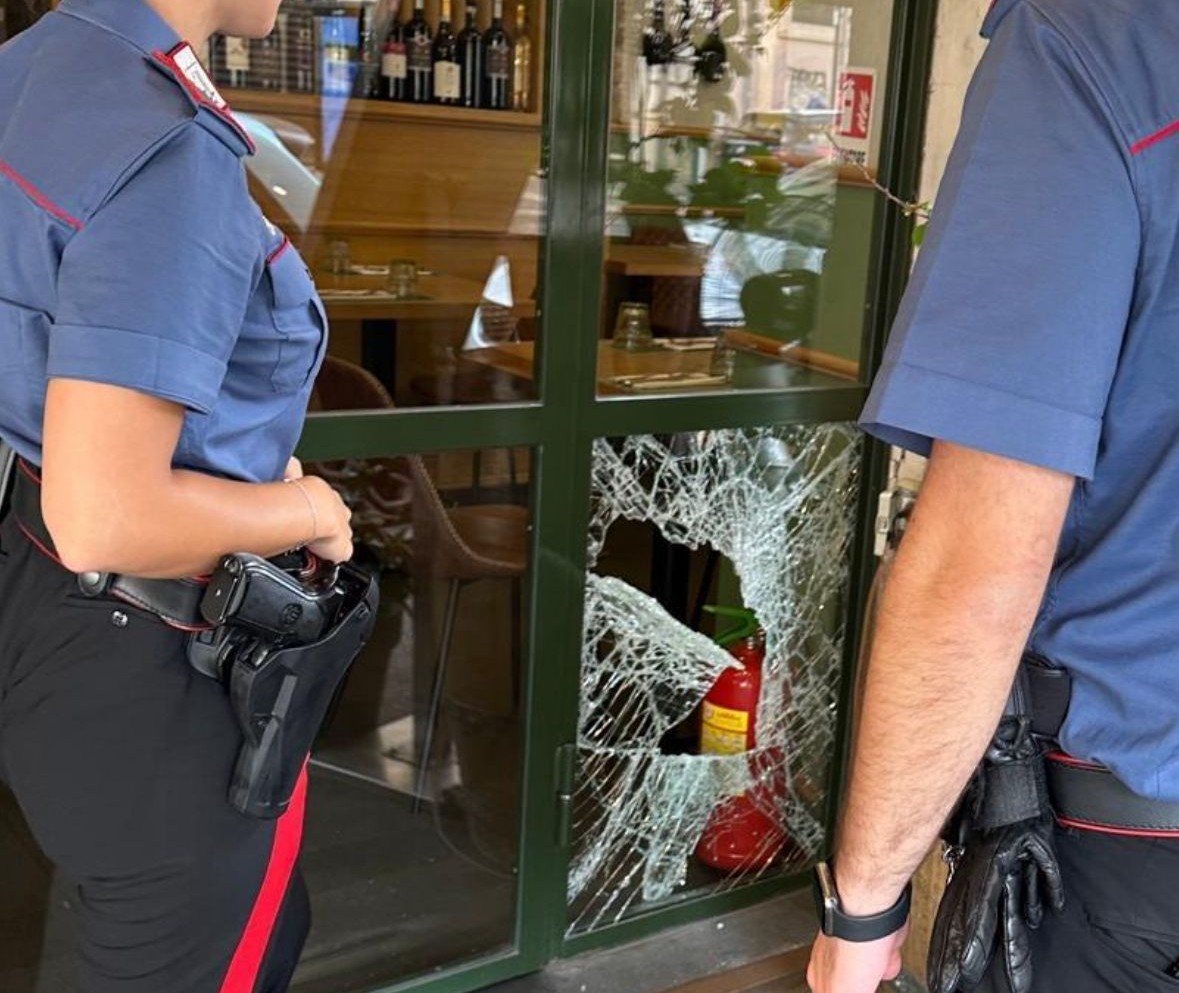 Saccheggiava i negozi del centro rompendo i vetri e rubando vini pregiati, preso lo “spaccavetrine notturno”