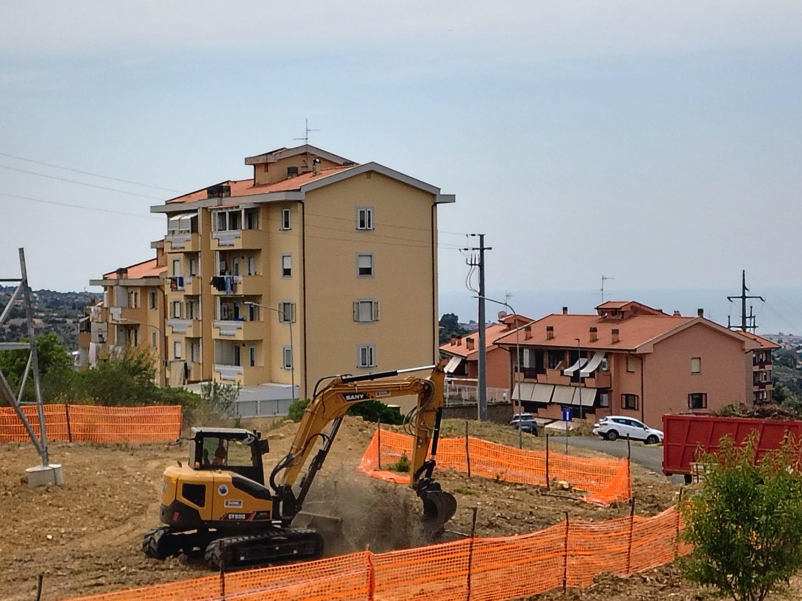 Civitavecchia – Pericolo incendi, San Liborio sospira: arbusti e rovi in fase di rimozione dal traliccio