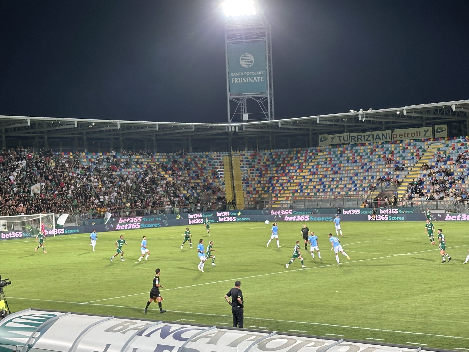 Frosinone – Lancia materiale pericoloso in campo calcio, denuncia e daspo per tifoso avellinese