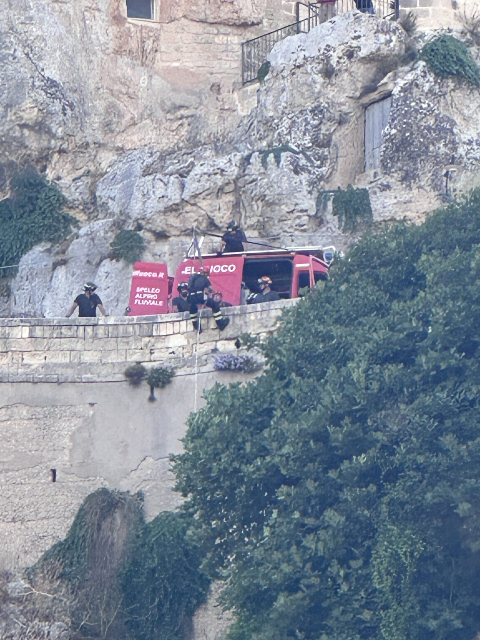 Matera – Ragazzo precipita nella Gravina, Vigili del Fuoco al lavoro per salvarlo (FOTO)