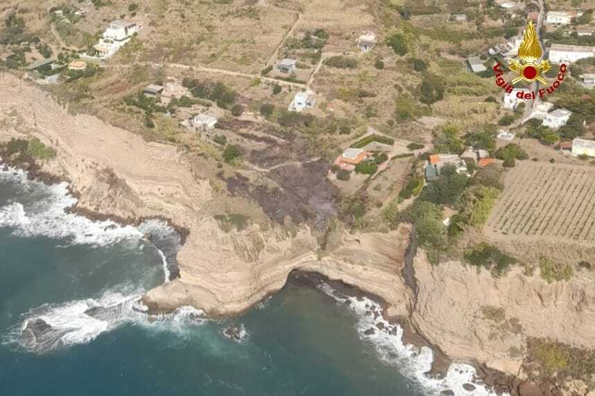 Incendio di vegetazione nella notte sull’isola di Ventotene, nessun ferito