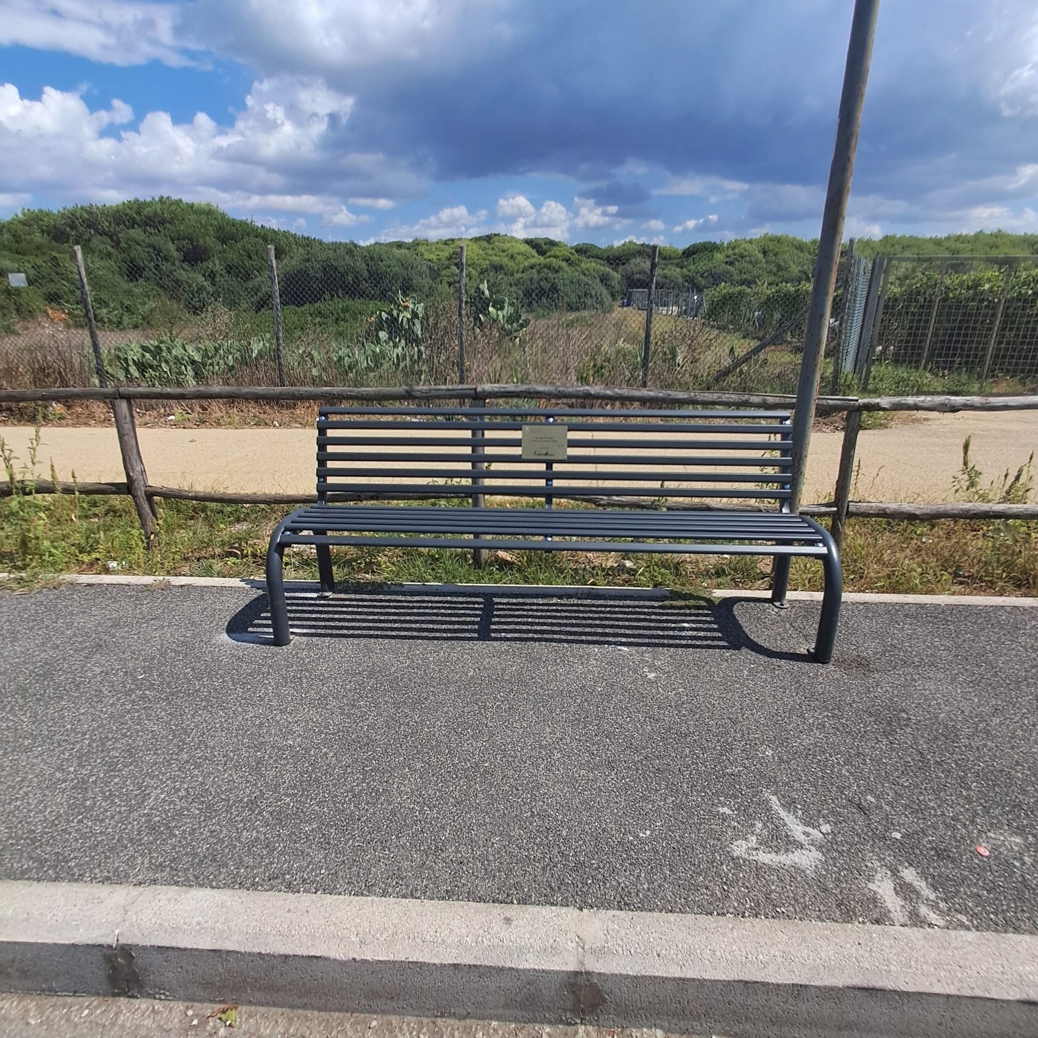 Fregene installate 5 nuove panchine della Legalità