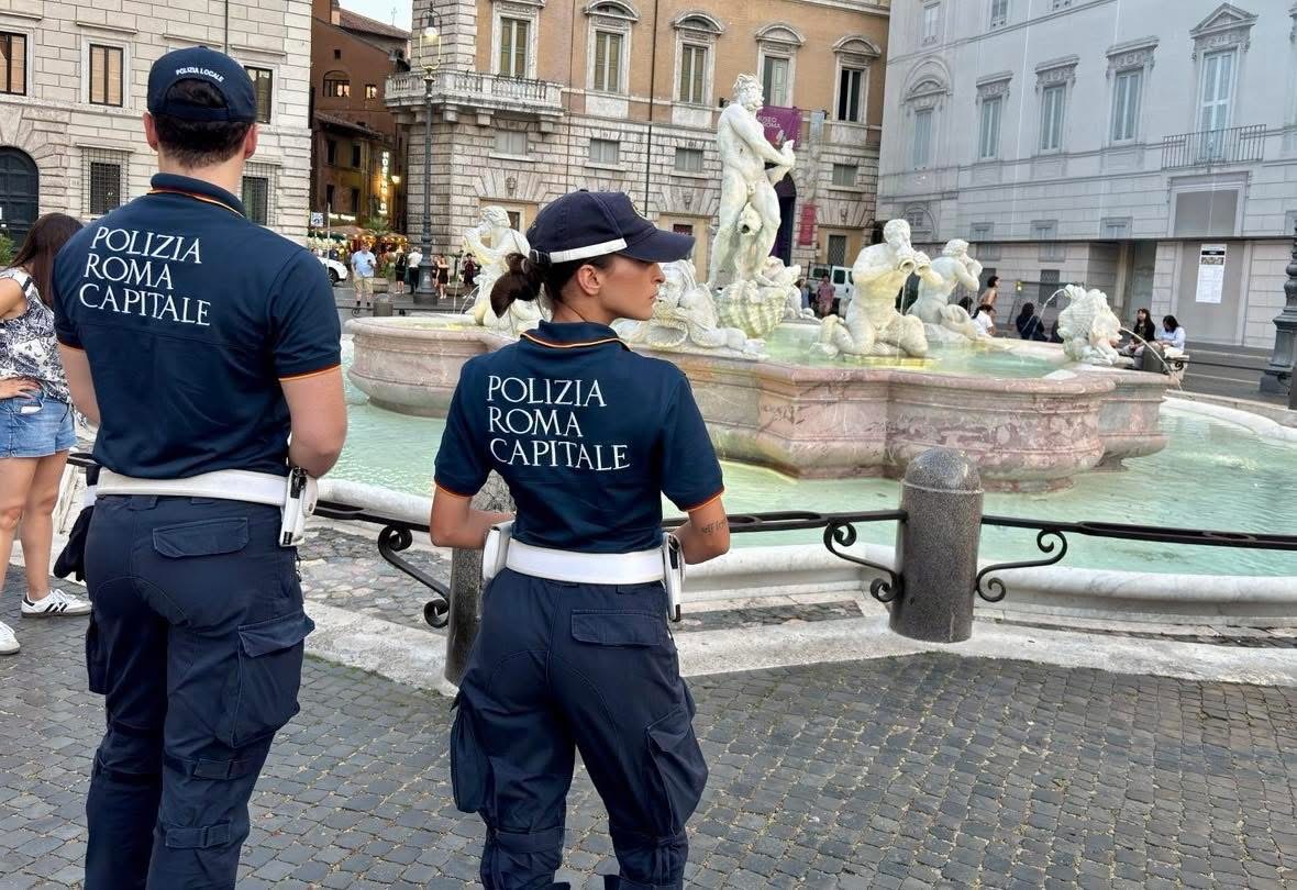 Roma – Piazza Navona, denuncia e sanzioni per ingresso e furto di monete nelle fontane