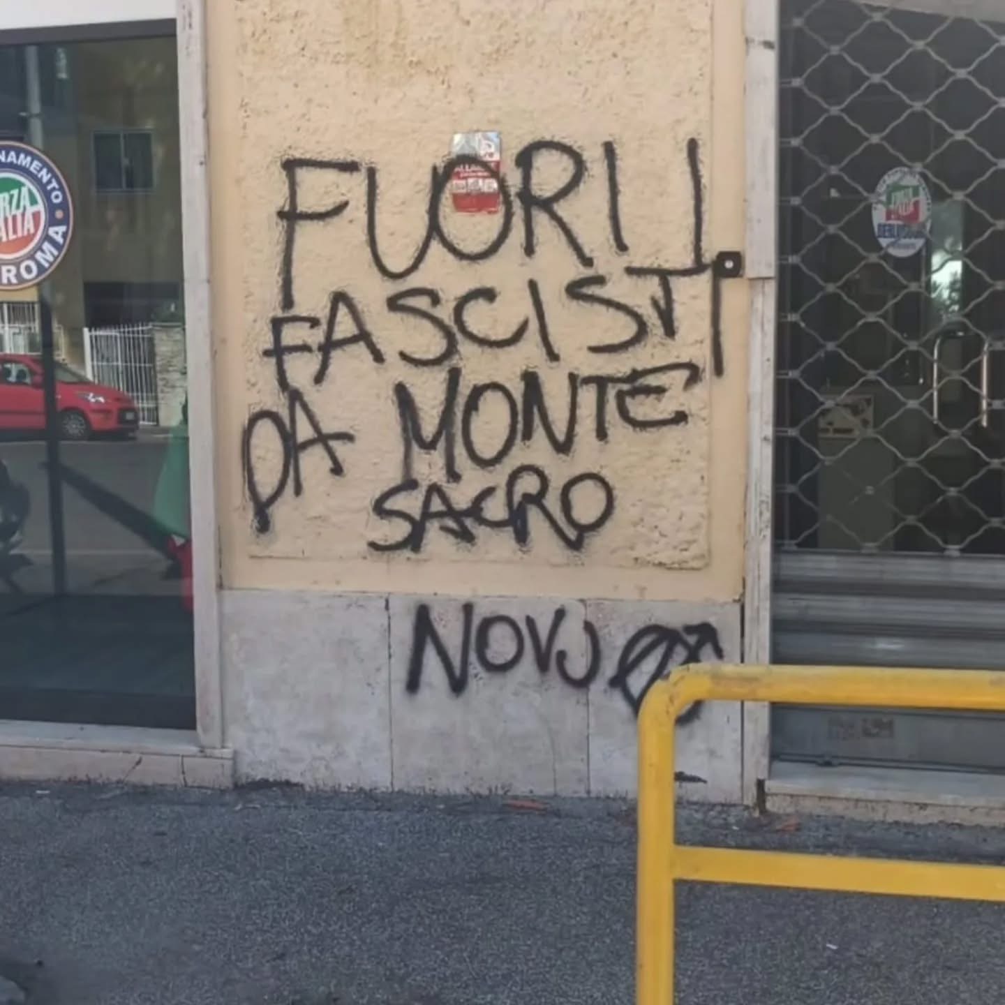 Roma – Imbrattata facciata della sede di Forza Italia a Montesacro