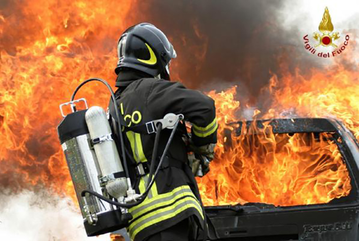 Giovane di 25 anni muore carbonizzato nell’auto in sosta: indagini in corso