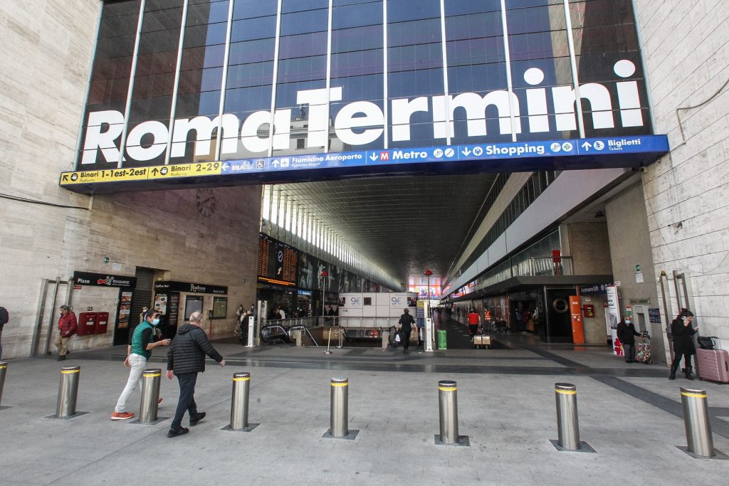 Roma – Strappa le collane a due turisti ma viene riconosciuto per gli abiti vistosi