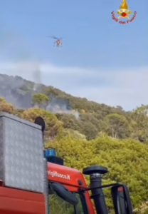 Priverno – Vasto incendio di vegetazione, fiamme distruggono area di 50 ettari