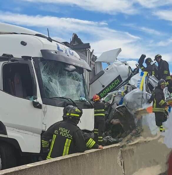 Camion invade corsia opposta sull’A1: tre morti e 18 feriti