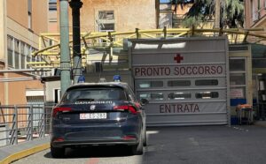 Egiziano entra nell’ospedale e semina il panico lanciando pietre e picchiando i vigilantes, arrestato
