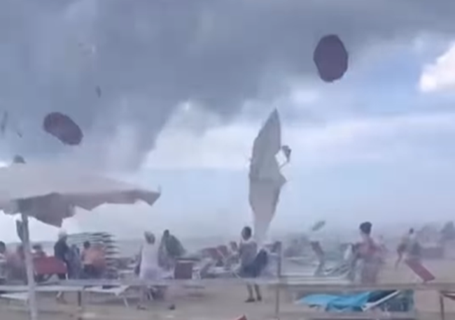 Tromba d’aria a Maccarese tra persone in fuga e ombrelloni strappati dal vento (VIDEO)