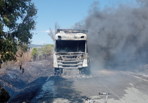Paura a Cerveteri: camion avvolto dalle fiamme, coinvolti altri due veicoli e la vegetazione circostante (FOTO)