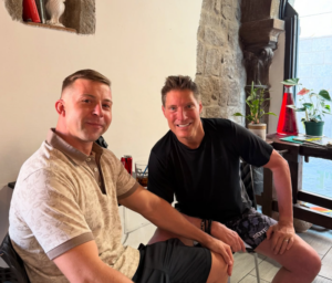 Viterbo – Sean Kanan, il Deacon di Beautiful, sceglie il centro storico: selfie e sorrisi al Cafè Plaza
