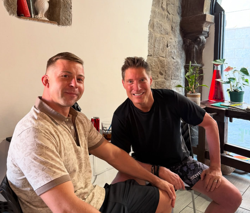 Viterbo – Sean Kanan, il Deacon di Beautiful, sceglie il centro storico: selfie e sorrisi al Cafè Plaza
