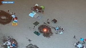 Litorale – Fuochi abusivi, alcol e droga tra Santa Severa e Anzio per Ferragosto: intervento aereo della polizia (VIDEO)