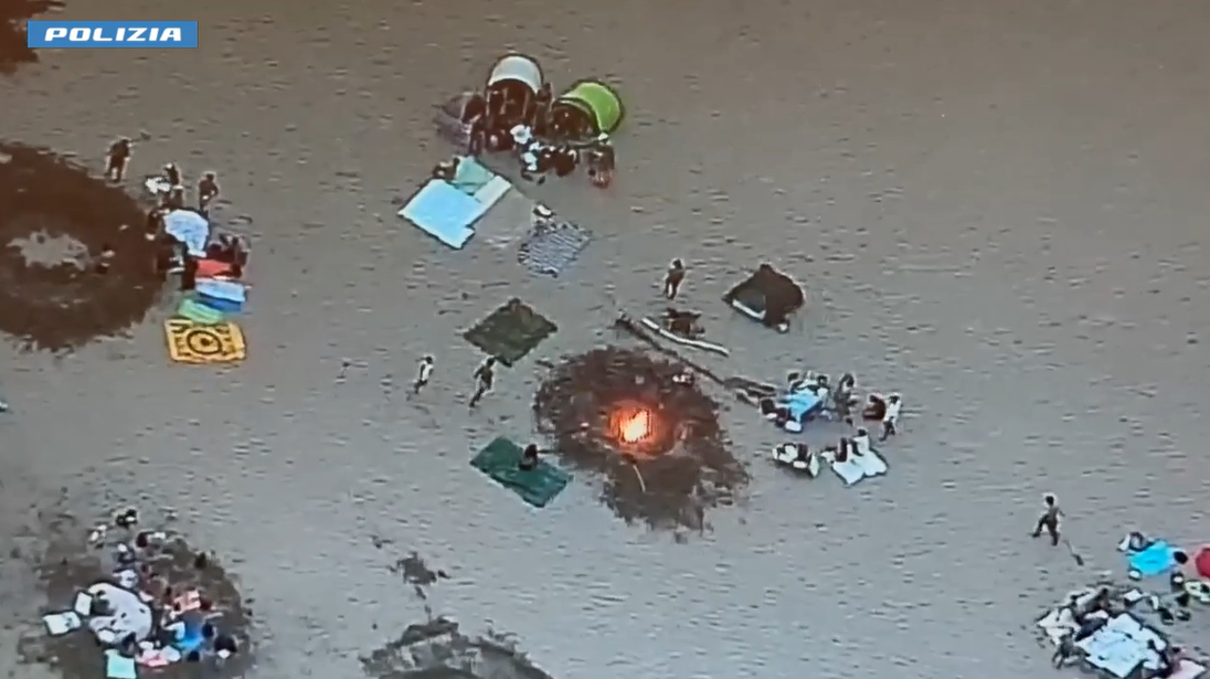 Litorale – Fuochi abusivi, alcol e droga tra Santa Severa e Anzio per Ferragosto: intervento aereo della polizia (VIDEO)