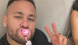 Dal Brasile arriva la moda del ciuccio per adulti, tra rischi per la salute e VIP “stregati”