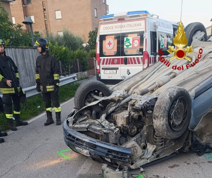 Si ribaltano con l’auto dopo essersi schiantati contro un cancello, arrivano i vigili del fuoco